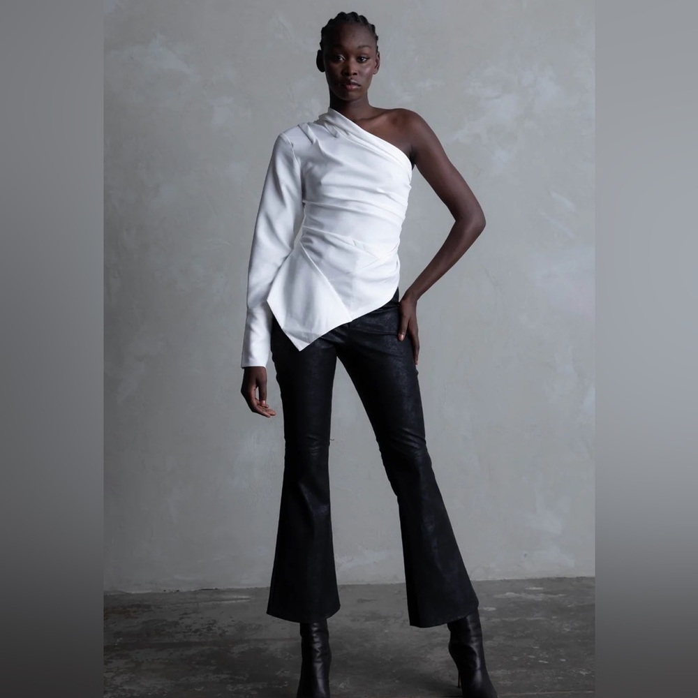 ๐ CAZNC THE LABEL - White One Shoulder Top๐ - Picture 13 of 16